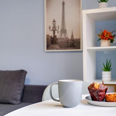 Chic 1Br House In Hounslow - 12 Mins From Heathrow Airport Apartment Feltham ภายนอก รูปภาพ