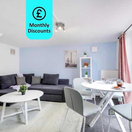 Chic 1Br House In Hounslow - 12 Mins From Heathrow Airport Apartment Feltham ภายนอก รูปภาพ