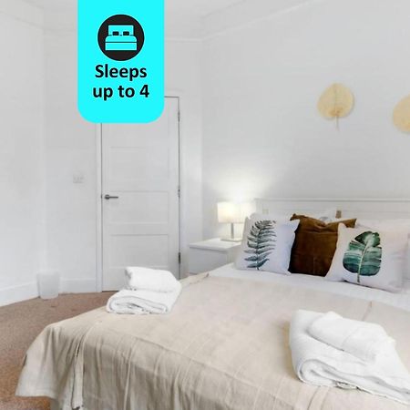 Chic 1Br House In Hounslow - 12 Mins From Heathrow Airport Apartment Feltham ภายนอก รูปภาพ
