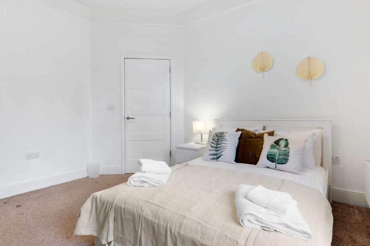 Chic 1Br House In Hounslow - 12 Mins From Heathrow Airport Apartment Feltham ภายนอก รูปภาพ