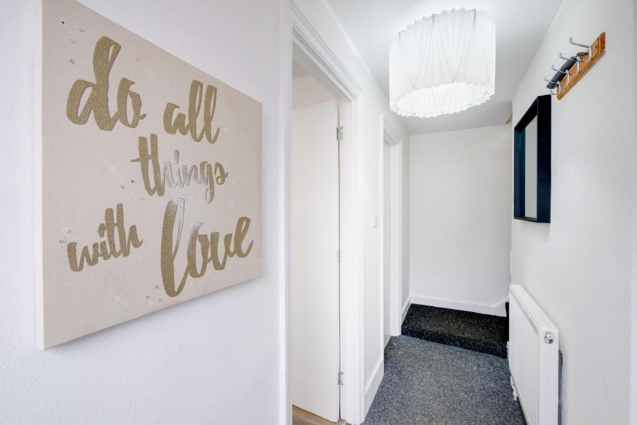 Chic 1Br House In Hounslow - 12 Mins From Heathrow Airport Apartment Feltham ภายนอก รูปภาพ