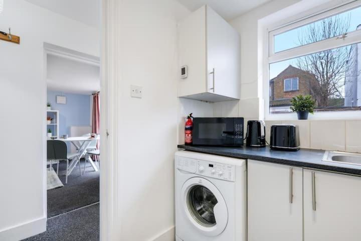 Chic 1Br House In Hounslow - 12 Mins From Heathrow Airport Apartment Feltham ภายนอก รูปภาพ