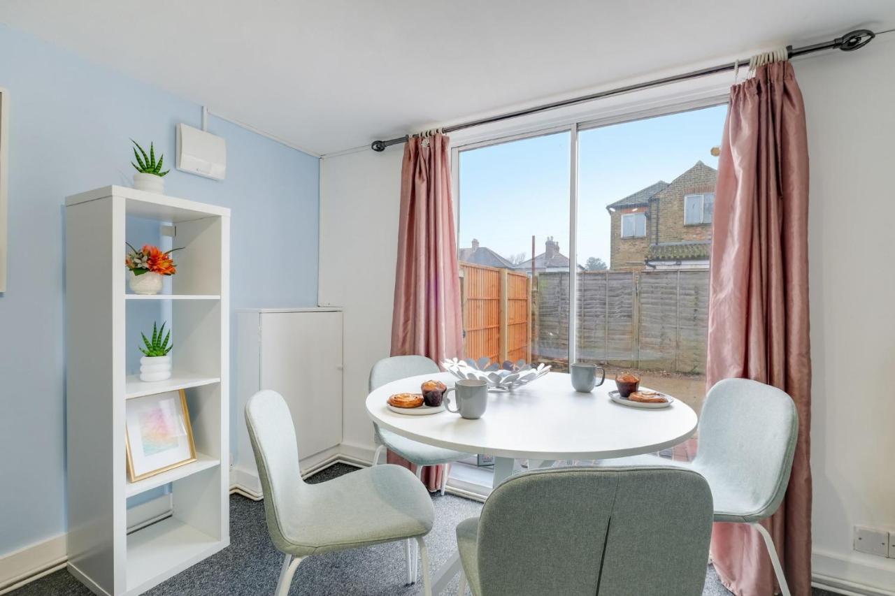 Chic 1Br House In Hounslow - 12 Mins From Heathrow Airport Apartment Feltham ภายนอก รูปภาพ