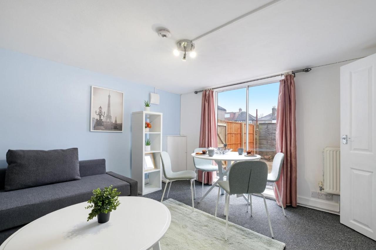 Chic 1Br House In Hounslow - 12 Mins From Heathrow Airport Apartment Feltham ภายนอก รูปภาพ