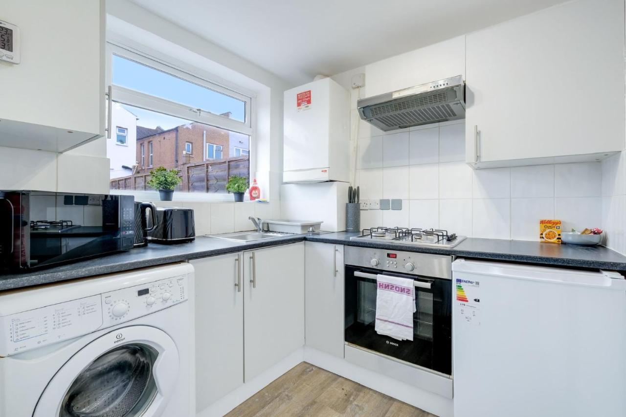 Chic 1Br House In Hounslow - 12 Mins From Heathrow Airport Apartment Feltham ภายนอก รูปภาพ