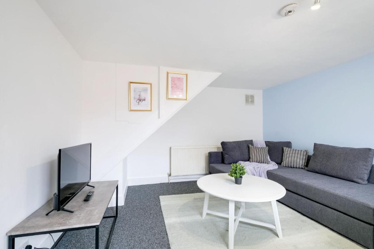 Chic 1Br House In Hounslow - 12 Mins From Heathrow Airport Apartment Feltham ภายนอก รูปภาพ