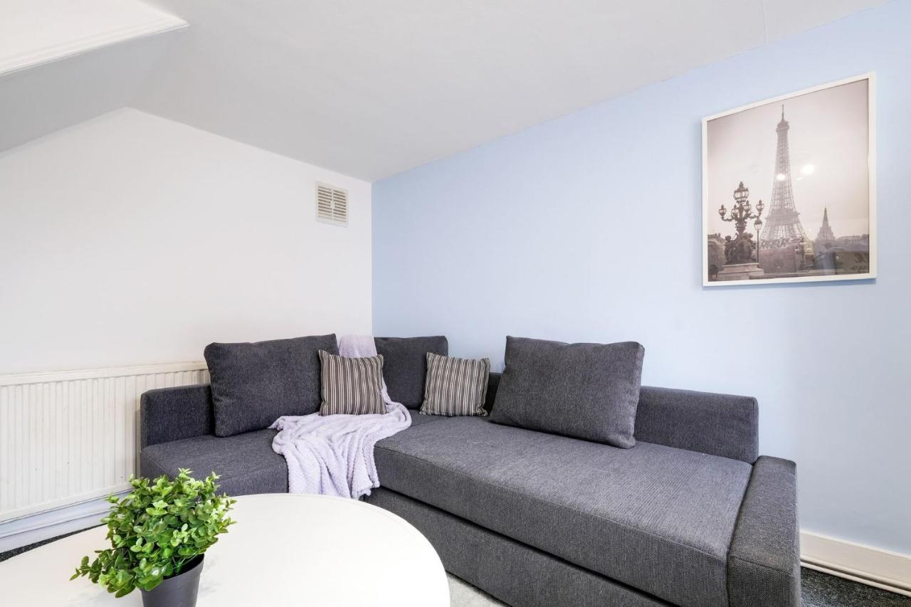 Chic 1Br House In Hounslow - 12 Mins From Heathrow Airport Apartment Feltham ภายนอก รูปภาพ