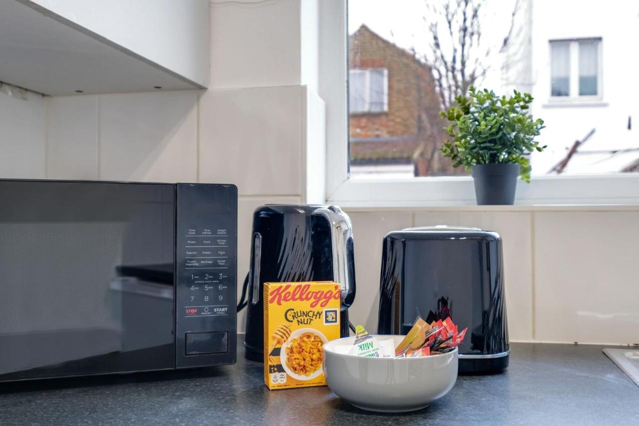 Chic 1Br House In Hounslow - 12 Mins From Heathrow Airport Apartment Feltham ภายนอก รูปภาพ