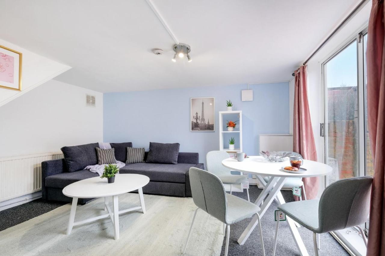 Chic 1Br House In Hounslow - 12 Mins From Heathrow Airport Apartment Feltham ภายนอก รูปภาพ