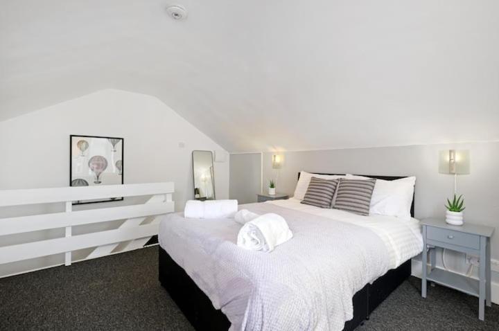 Chic 1Br House In Hounslow - 12 Mins From Heathrow Airport Apartment Feltham ภายนอก รูปภาพ