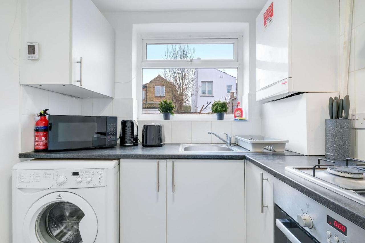 Chic 1Br House In Hounslow - 12 Mins From Heathrow Airport Apartment Feltham ภายนอก รูปภาพ