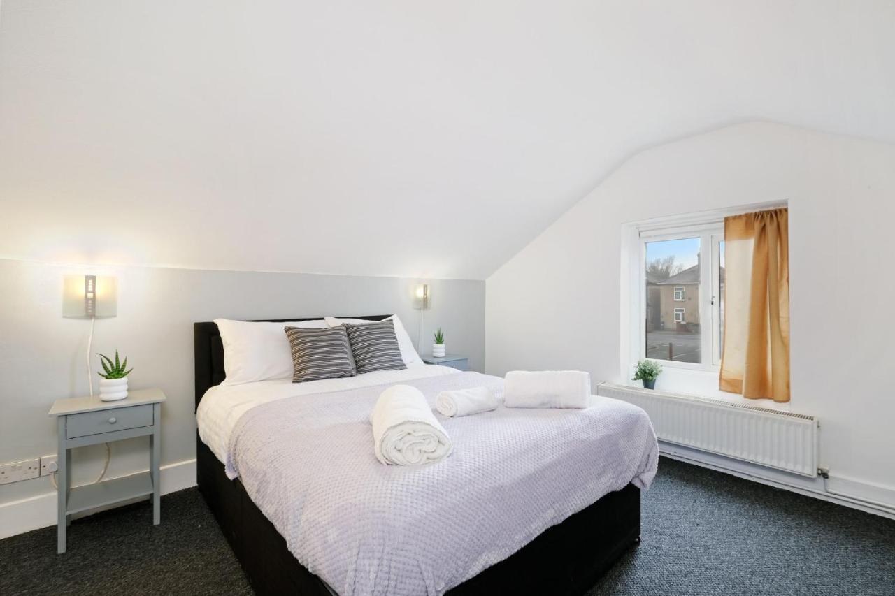 Chic 1Br House In Hounslow - 12 Mins From Heathrow Airport Apartment Feltham ภายนอก รูปภาพ